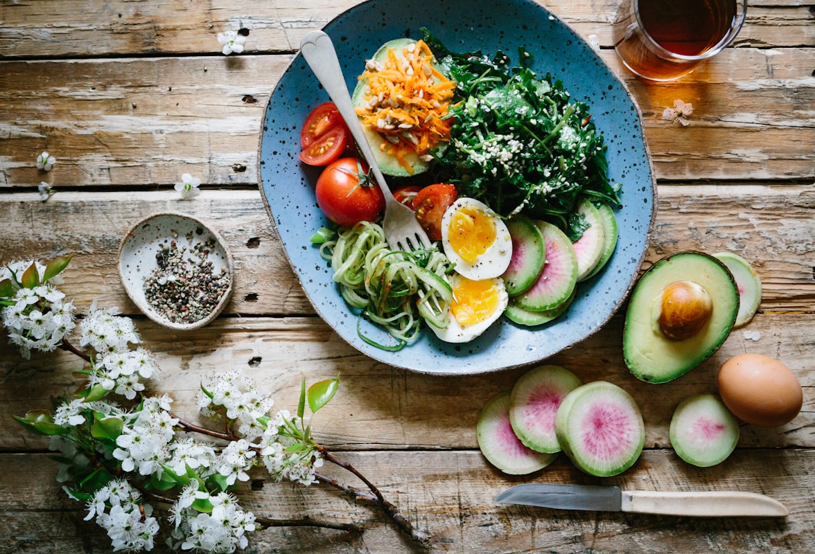 Smoothie bowl dengan granola dan buah
